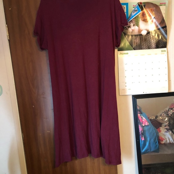A maroon dress - Picture 2 of 2
